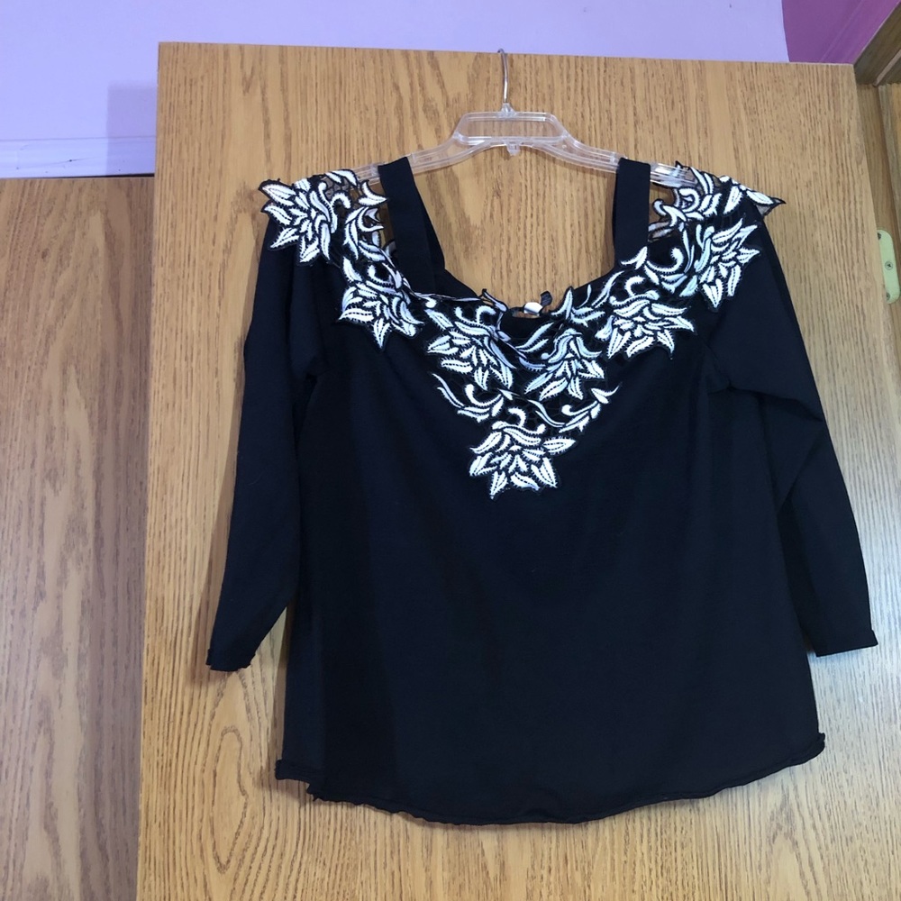 Stunning detailed knit top.  1x